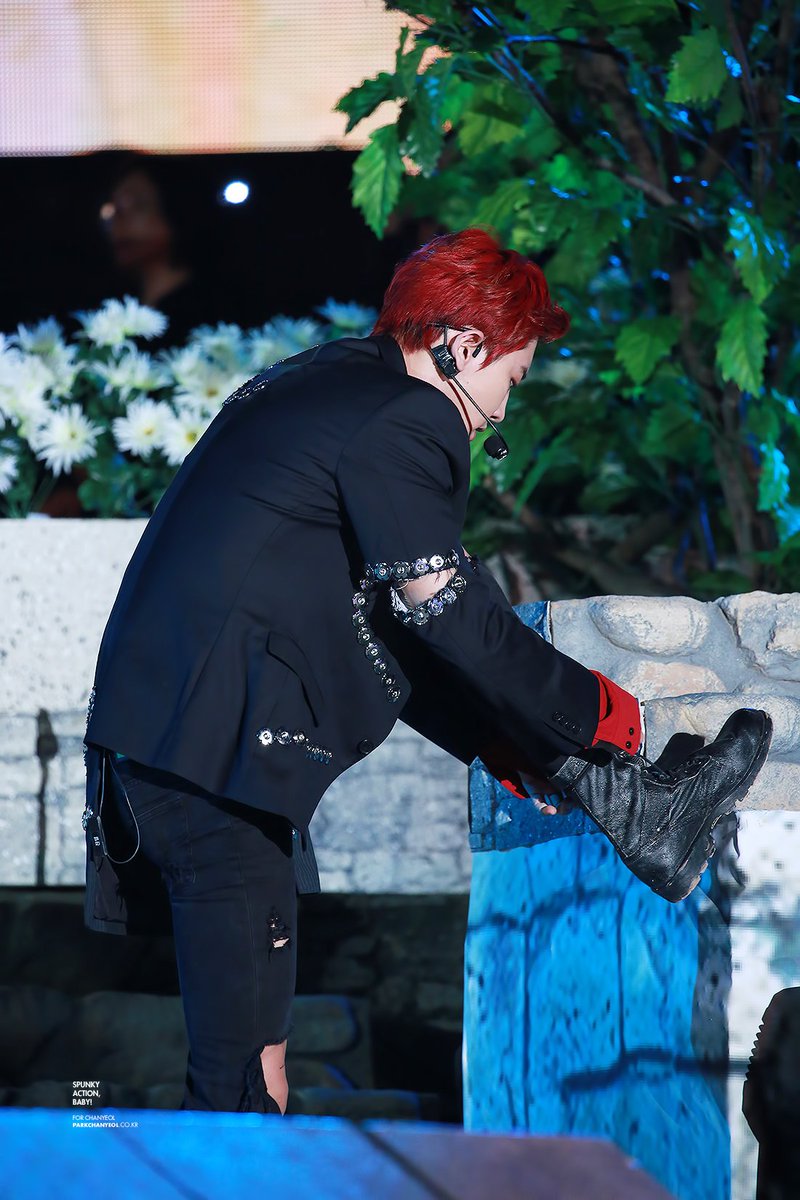 chanyeolit's tweet photo. 찬열이 렌즈 하나만 껴서 심장 박살남 #BestFanArmy #iHeartAwards #EXOL @weareoneEXO https://t.co/kuw7RcikAV