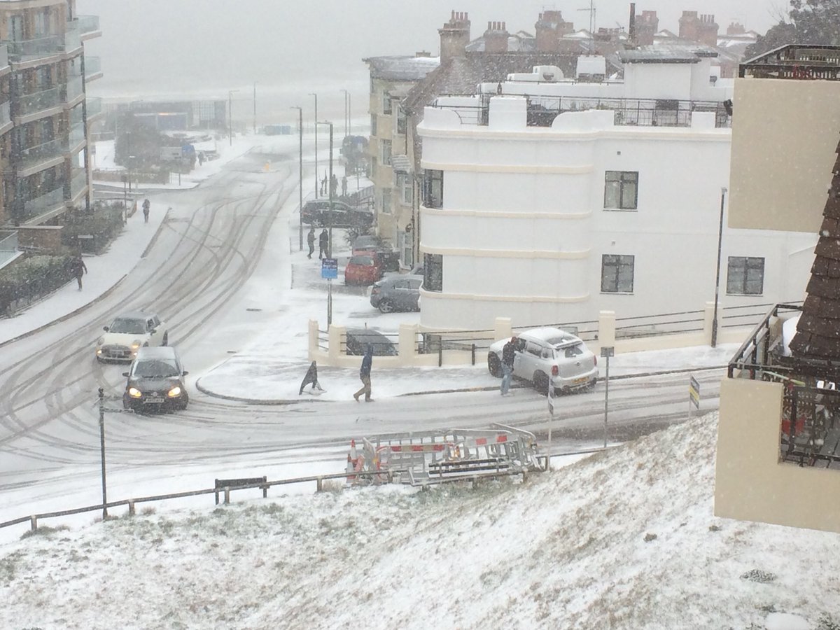 stevejbeck's tweet image. @Bournemouthecho hi guys. Don’t know if you want to warn people but St John’s Road &amp;amp; Sea Road (near Boscombe Pier) haven’t been gritted! Just seen this mini slide down the road and into the wall. Everyone’s safe but it’s slippery!! #BHsnow