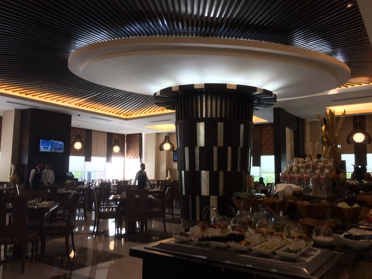 veidehigite's tweet photo. The Creative Kitchen, as the name goes, is one of the coolest diners in Indore! From the mushrooming ceiling to a wide variety of world-class specialities on display, this indeed is my favourite all-day dining by Radisson Blu! #RadissonBluIndore #TCK #Lifestyleblogger https://t.co/m5X8swDGlV