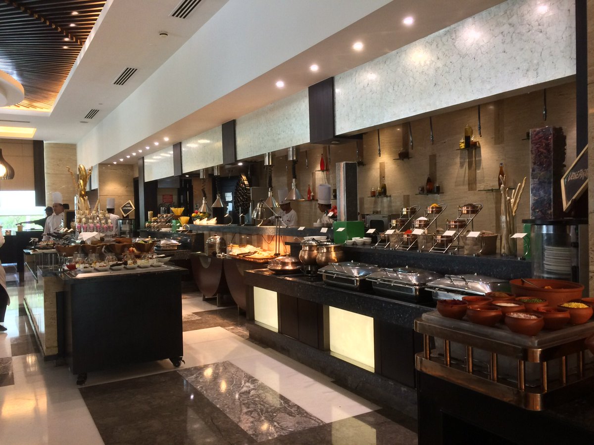 veidehigite's tweet photo. The Creative Kitchen, as the name goes, is one of the coolest diners in Indore! From the mushrooming ceiling to a wide variety of world-class specialities on display, this indeed is my favourite all-day dining by Radisson Blu! #RadissonBluIndore #TCK #Lifestyleblogger https://t.co/m5X8swDGlV