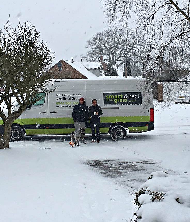 SmartDirectLtd's tweet image. A bit of snow won't stop us! 😁 First delivery of the day, hats off to the installers out working in this weather ☃️☃️☃️Perfect day to book in your upcoming jobs: 0115 9654425 #snowday #artificialgrass #nomuddypaws