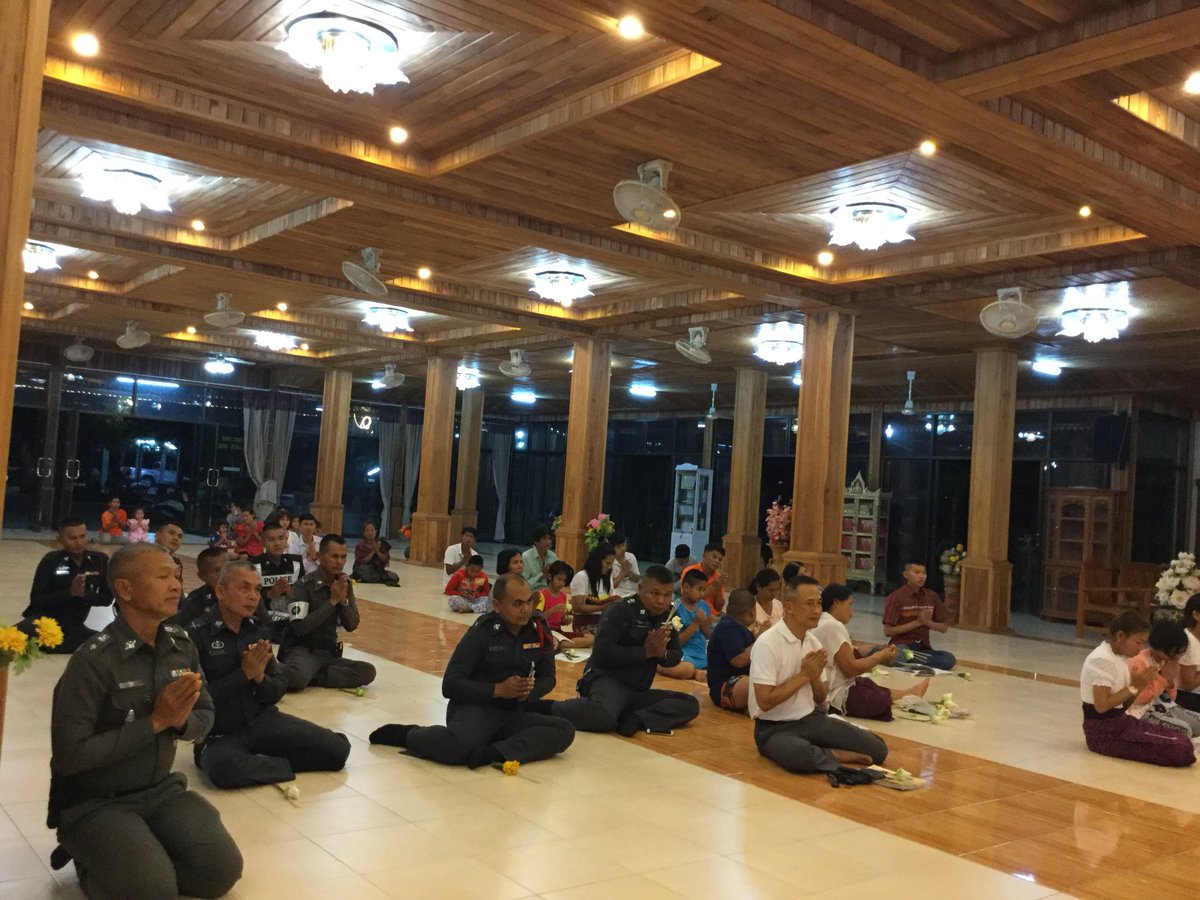 วันนี้ 1 มี.ค. 61
พ.ต.อ.พิชิต  มีแสง ผกก สภ.เทนมีย์ 
ให้ข้าราชการตำรวจสภ.เทนมีย์ ร่วมกิจกรรมเวียนเทียนเนื่องในวันสำคัญทางพระพุทธศาสนา วันมาฆบูชา ณ วัดศิริจันทร์ ตำบลเทนมีย์