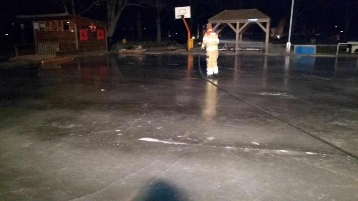 Er kan vandaag geschaatst worden in de speeltuin! Dank aan alle vrijwilligers die hieraan bijgedragen hebben. Bijzondere dank aan Brandweer Doornenburg