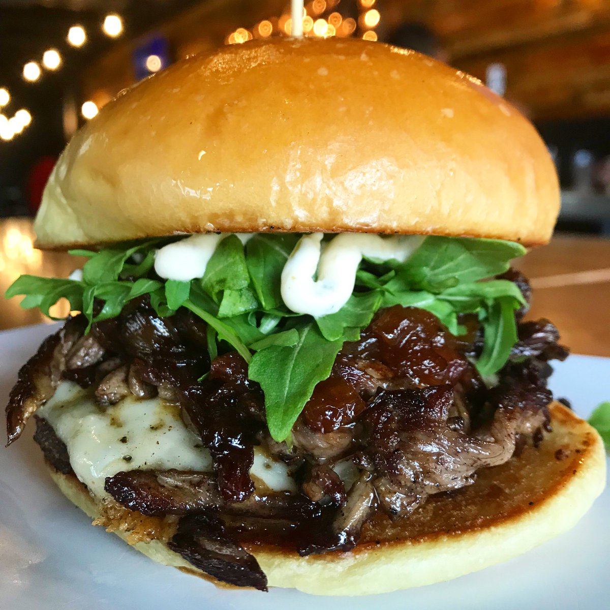 OfficialPincho's tweet photo. We love every Chalkboard Special, but this is one of our favs – The 4.5 Star Burger: Our signature patty topped with havarti cheese, vaca frita (aka braised beef), citrus-caramelized onions, arugula, and our homemade chimichurri crema – all between in a warm brioche bun. https://t.co/o18YGXTX76