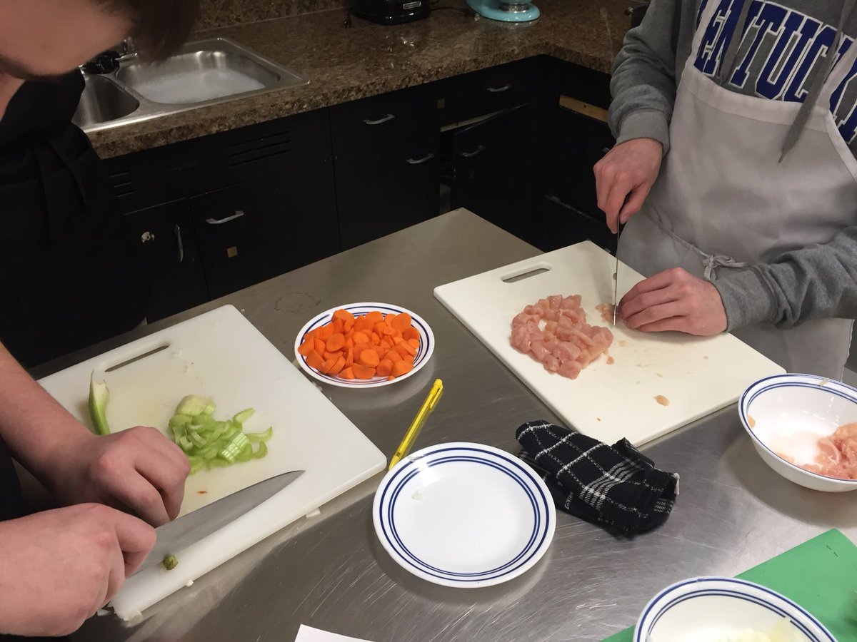 MsZielinskiMHS's tweet photo. Who doesn’t love homemade chicken noodle soup on a cold rainy day?! @MHSMehlville #WeAreMehlville #foods1fam #mhsfoodie 🥕🥘🔪 https://t.co/Gjspq5f5Nc