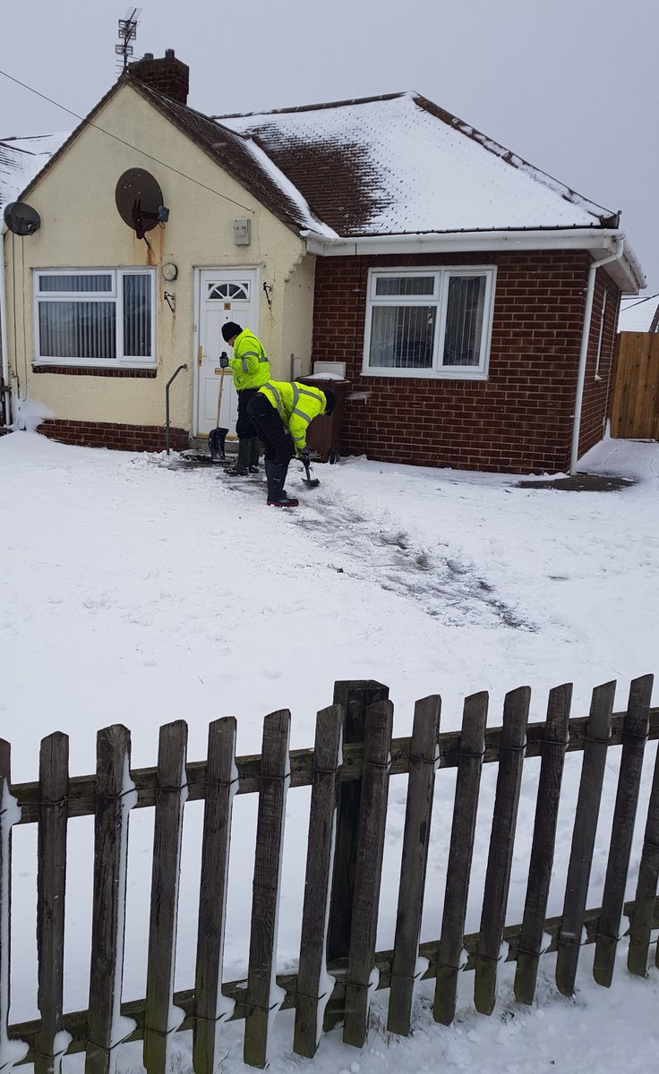 Our trades staff who haven’t been able to carry out their normal duties due to the severe weather have been doing a fantastic job helping our customers.  Our fencing team, who are working in the Dyke House area of Hartlepool, have cleared paths and checked on elderly residents.