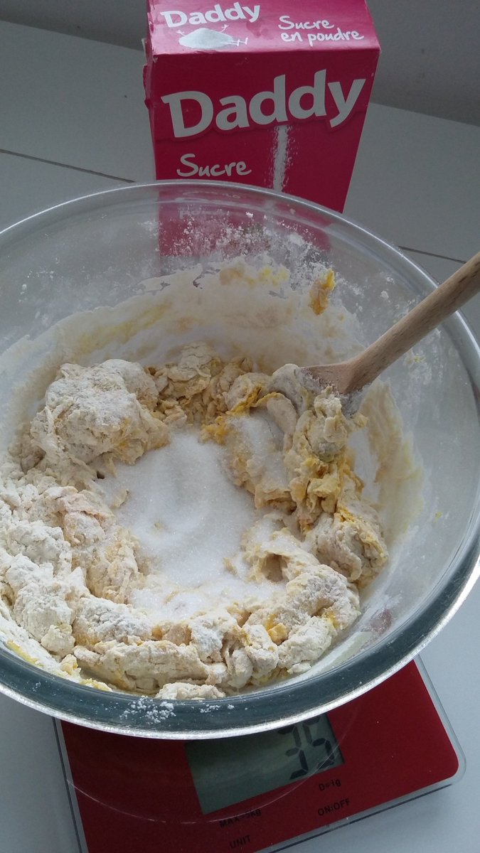 Profs_Cuisinent's tweet photo. ...
- Ajouter le sucre
- Ajouter le beurre ramolli 
- Mélanger une nouvelle fois à la spatule
- Ajouter le sel
- Mélanger le tout à la spatule puis à la main pour obtenir une belle boule jaune
- Si cela est trop liquide, ajouter un peu de farine (par petites doses) ... https://t.co/SkvKR6GsdQ
