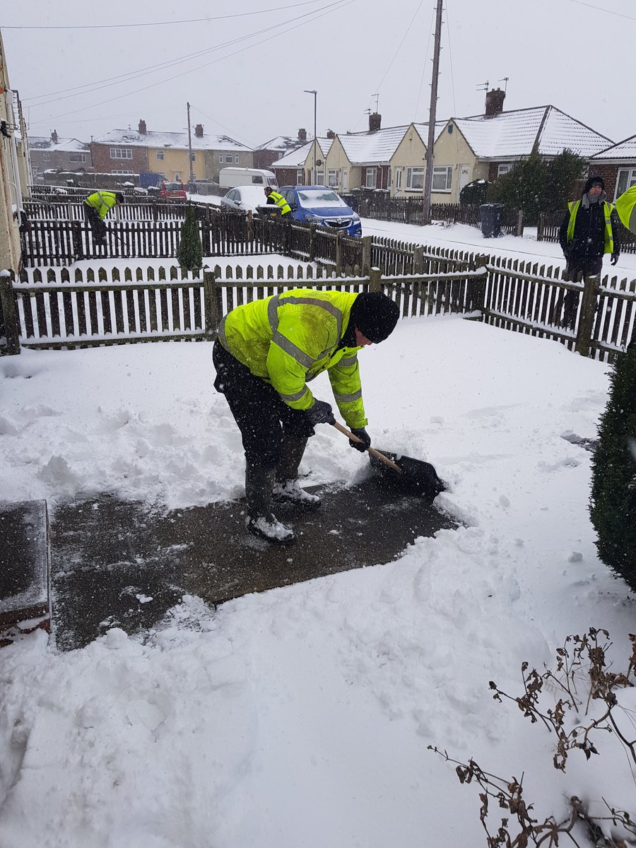 Thirteen_Group's tweet photo. Our trades staff who haven’t been able to carry out their normal duties due to the severe weather have been doing a fantastic job helping our customers.  Our fencing team, who are working in the Dyke House area of Hartlepool, have cleared paths and checked on elderly residents. https://t.co/IUcI8rYEQ9