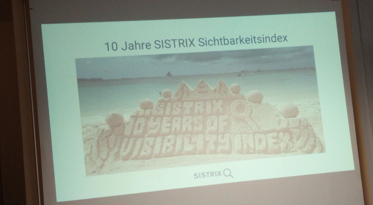 dskom's tweet image. 10 Jahre #Sichtbarkeitsindex - @sistrixDE hat was zu feiern. Und auf der #seocampixx feiert Lisa Bastian von #Sistrix das Jubiläum mit einem Blick auf 6 #UseCases ab, die in den letzten 10 Jahren im Sistrix-Blog besonders erfolgreich waren 🎉 #SEO #campixx #seocampixx2018