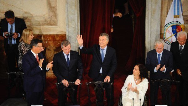 clarincom's tweet photo. Mauricio Macri: "Lo peor ya pasó y ahora vienen los años del crecimiento" https://t.co/Zbu9WMErYR https://t.co/EEXZuD6Xx0