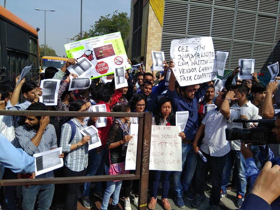 1sushmitagupta's tweet photo. #cbi4ssc .....we want justice ....we want only CBI enquiry ..... https://t.co/3GuHofSsXF