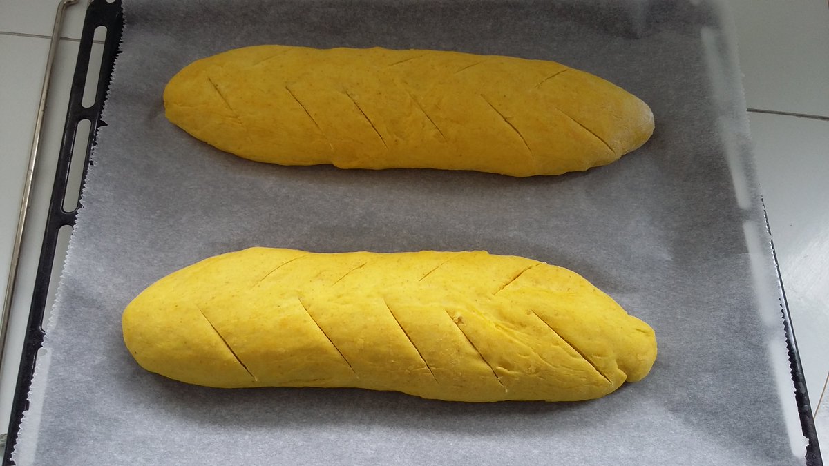 Profs_Cuisinent's tweet photo. ...
- Après le repos, préchauffer le four à 190°C 
- Inciser chaque pain en chevrons (coupure alternée sur le dessus de chaque pain)
- Mettre les 2 pains au four
- Faire un coup de buée en jetant au fond du four 50 ml d'eau
- Laisser cuire entre 25 et 30 minutes ... https://t.co/M8O70rlZHi