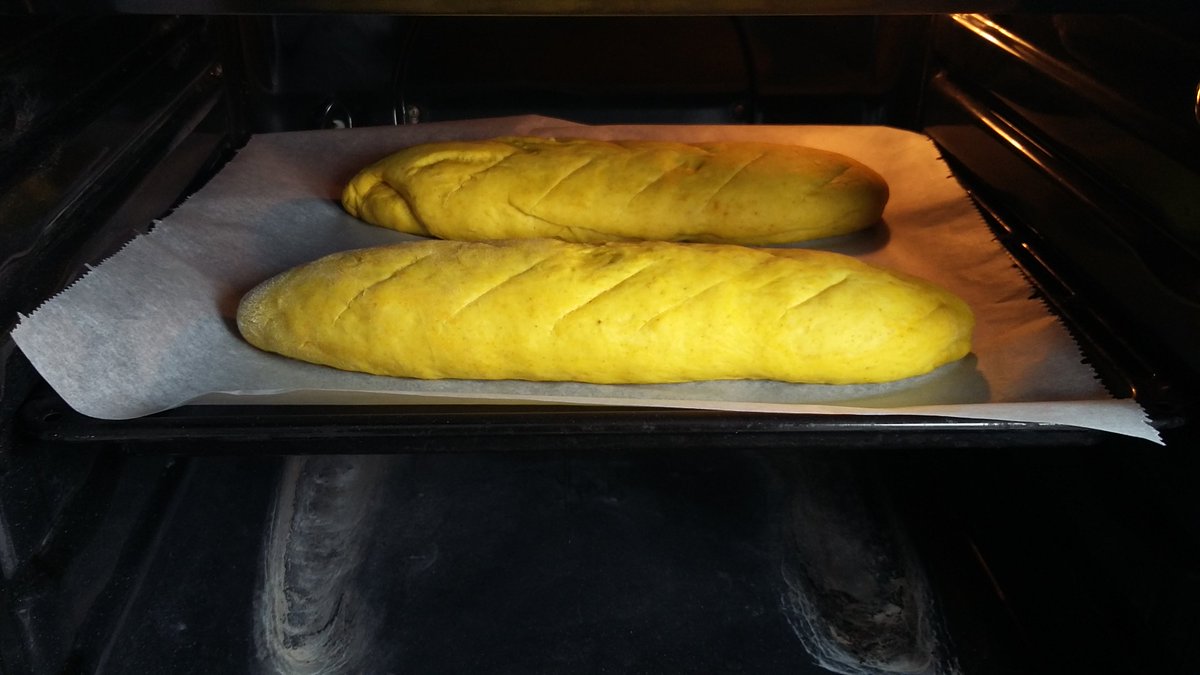 Profs_Cuisinent's tweet photo. ...
- Après le repos, préchauffer le four à 190°C 
- Inciser chaque pain en chevrons (coupure alternée sur le dessus de chaque pain)
- Mettre les 2 pains au four
- Faire un coup de buée en jetant au fond du four 50 ml d'eau
- Laisser cuire entre 25 et 30 minutes ... https://t.co/M8O70rlZHi