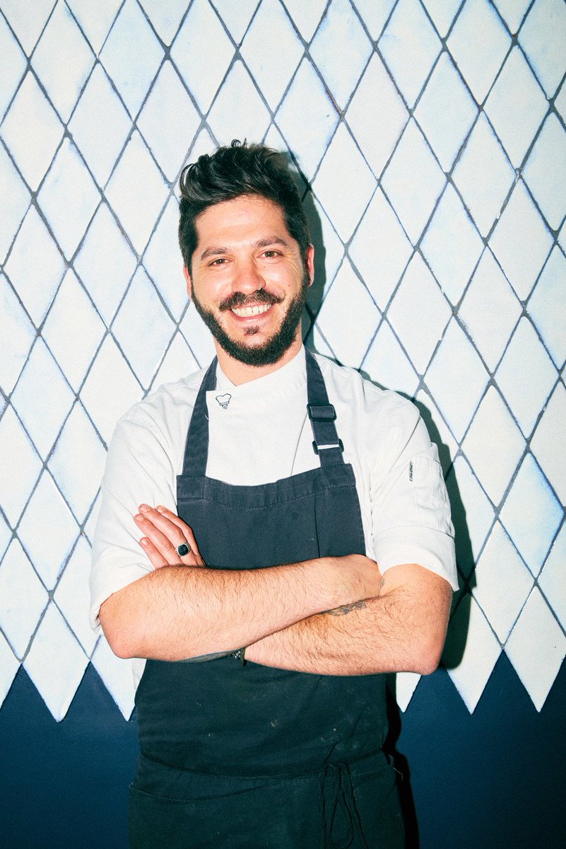Taste_ofParis's tweet photo. "J’ai été élevé par les loups" affirme Dan Yosha. Drôle de réponse à l’image de ce chef originaire de Jérusalem qui met le feu à la scène gastronomique parisienne à #Balagan Paris.
Nul doute qu'il mettra le feu pour sa 1ère participation à #tasteofparis !
https://t.co/QxjvGJFDYy https://t.co/8p5E8MbVQW