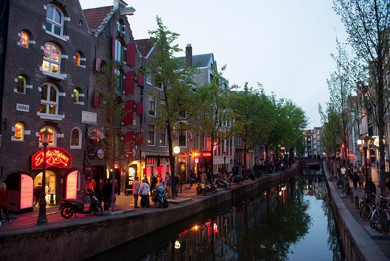 AgenciaDib's tweet photo. #viajar #turismo #Holanda #PaísesBajos 
Nota del suplemento @deviajevoy que edita @AgenciaDib 

Ámsterdam y el sabor de lo prohibido
Leer ➡️ https://t.co/nkQkNS4eRm https://t.co/AA6YC6s3EX