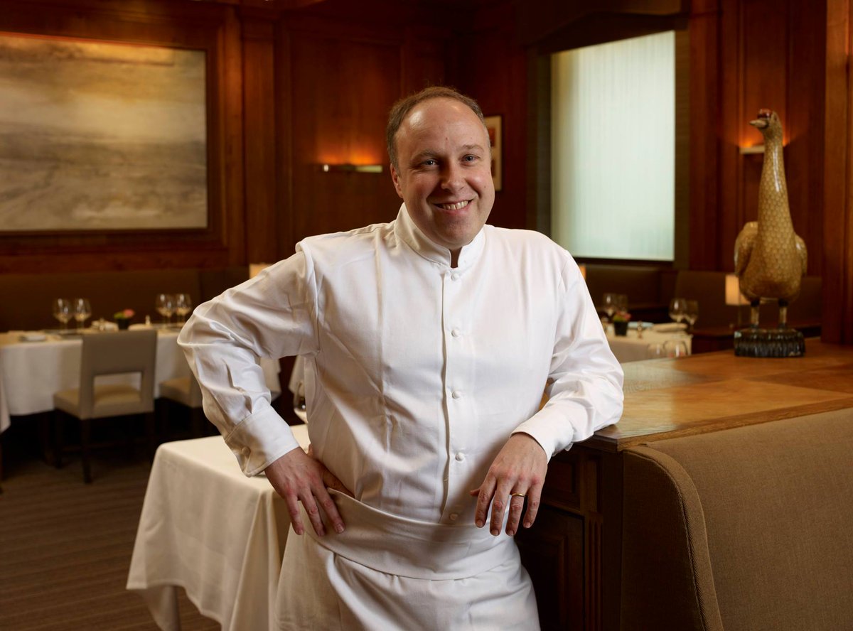 Taste_ofParis's tweet photo. Alain Solivérès est de 6ème chef de @TailleventParis emblématique restaurant de la rue Lamennais.
C'est un honneur pour nous de recevoir à #tasteofparis celui qui manie avec doigté l'art de sublimer les produits de saison par des jus et des cuissons
https://t.co/9ULJHMOCmN https://t.co/oeokKEqOiq