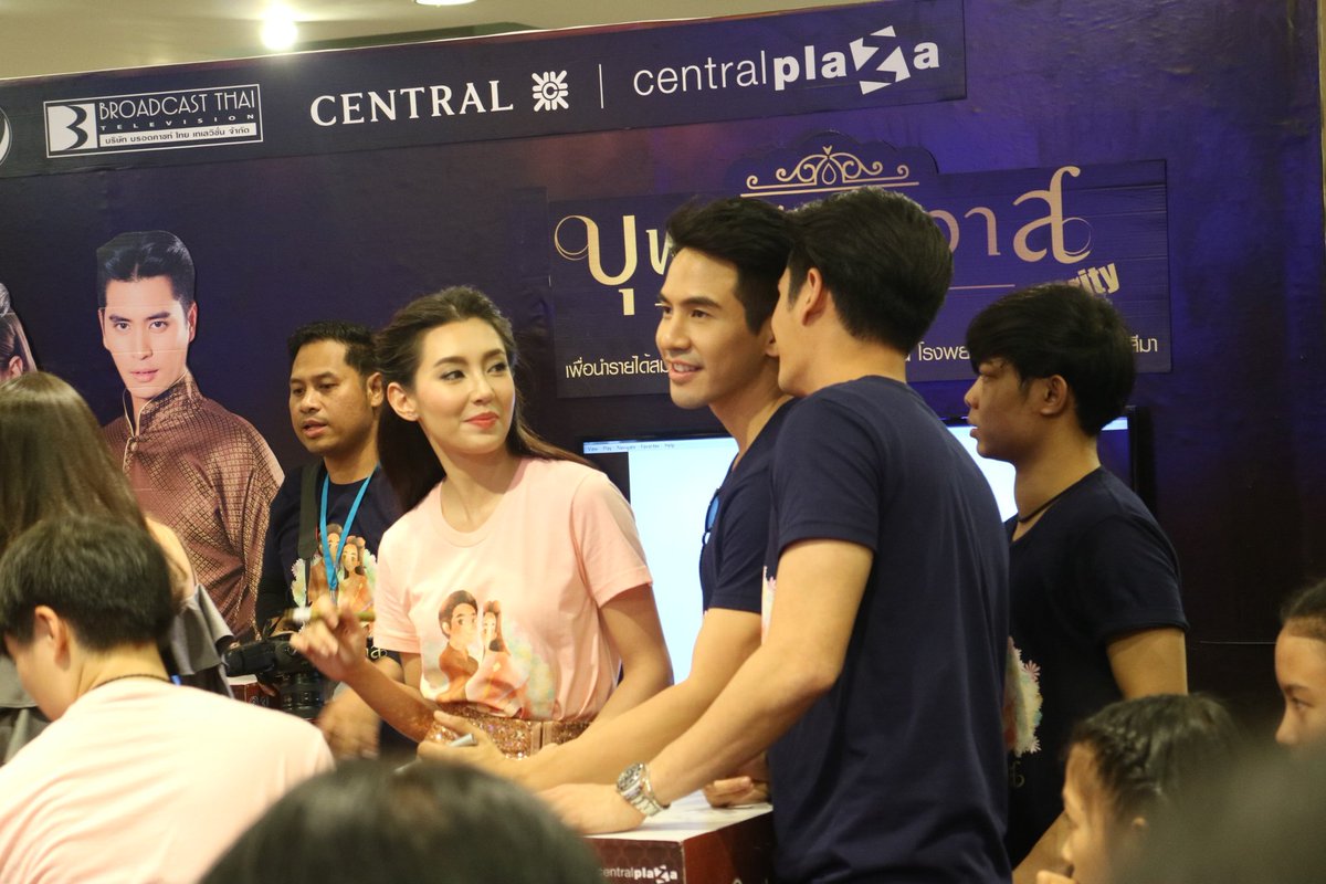 P_nual's tweet photo. งานการกุศลที่เซ็นทรัลลาดพร้าว
คนเยอะเลยค่ะ ละครเค้าฮอตจริง😊
#บุพเพสันนิวาส #ช่อง3 https://t.co/rwERUmnevH