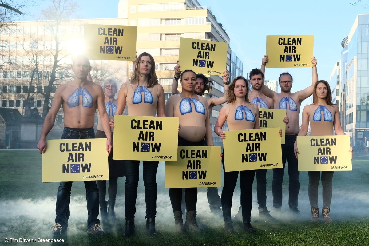 Greenpeace's tweet photo. Monday: Fiat-Chrysler unveil plans to stop making diesel cars
Tuesday: German high court gives cities power to ban diesel cars
And: Rome's mayor says diesels to be barred from Italian capital
Yesterday: Israel energy minister calls for fossil fuel vehicle phase out
What a week! https://t.co/LETQBIZMgc