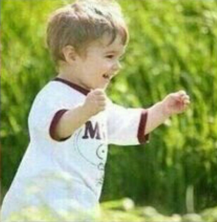 suprasland's tweet photo. a pattie colocava umas blusas enormes no justin e os bracinhos ficavam menores e mais gordinhos ainda eu vou explodir com tanta fofura https://t.co/qBfs1EO5XW