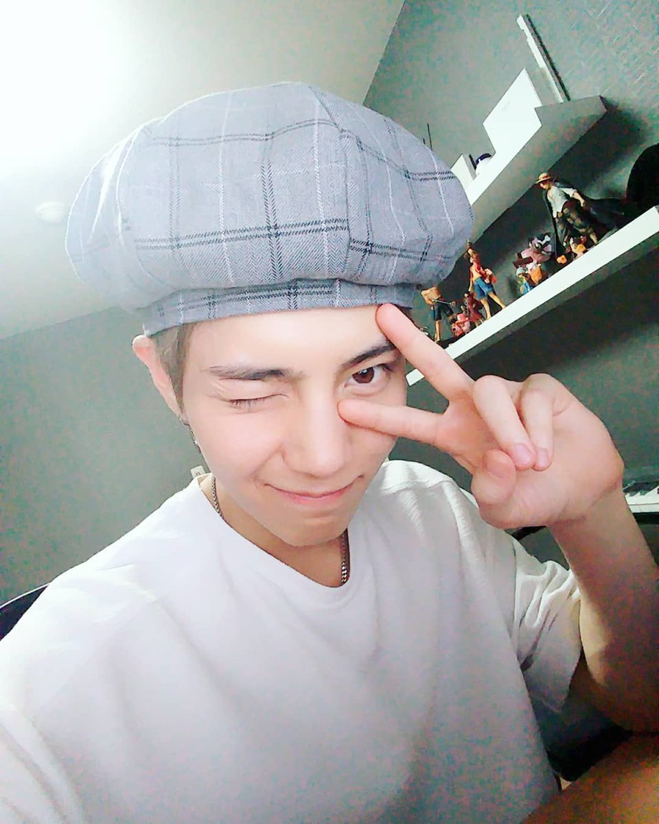 suwoongl95_'s tweet photo. Anggap aja sekarang tanggal 29 februari ya):

Selamat tanggal 29 februari yg kedua untuk kita!❤ semoga aku makin ganteng ehehe.i love yongguk, eh salah. I love you more than i love ice cream!❤ https://t.co/UYxB8FVHKt