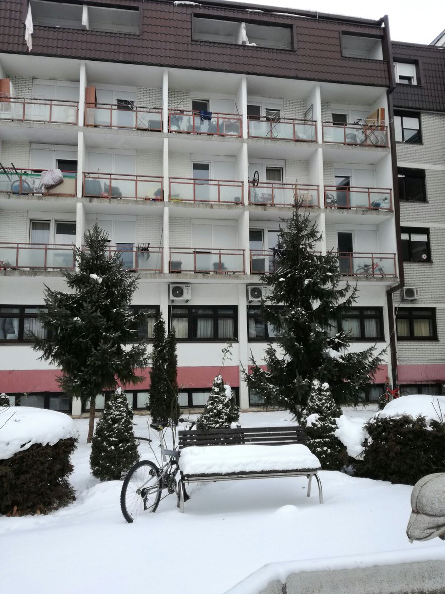 passaggicultura's tweet photo. #REFEST - #Croazia 22-28 febbraio 2018
Ultimo giorno di residenza artistica: 
Fuori dell’ex hotel Porin fuori #Zagabria che ora accoglie #rifugiati e richiedenti asilo conosciamo un ragazzo #iracheno, che ha ottenuto l’asilo, e un uomo #siriano https://t.co/IhQsGBZ69p
