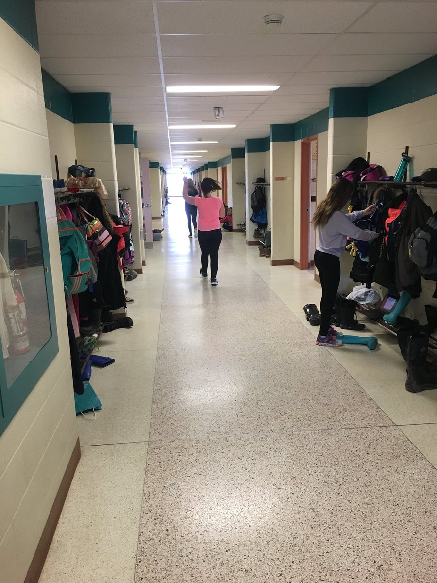 Multi tasking. Reading and walking at the same time. #feedallfour <a href="/RidgewoodPS/">RidgewoodPS</a> <a href="/AndreaMcCabe2/">Andrea [McCabe]O’Leary</a>