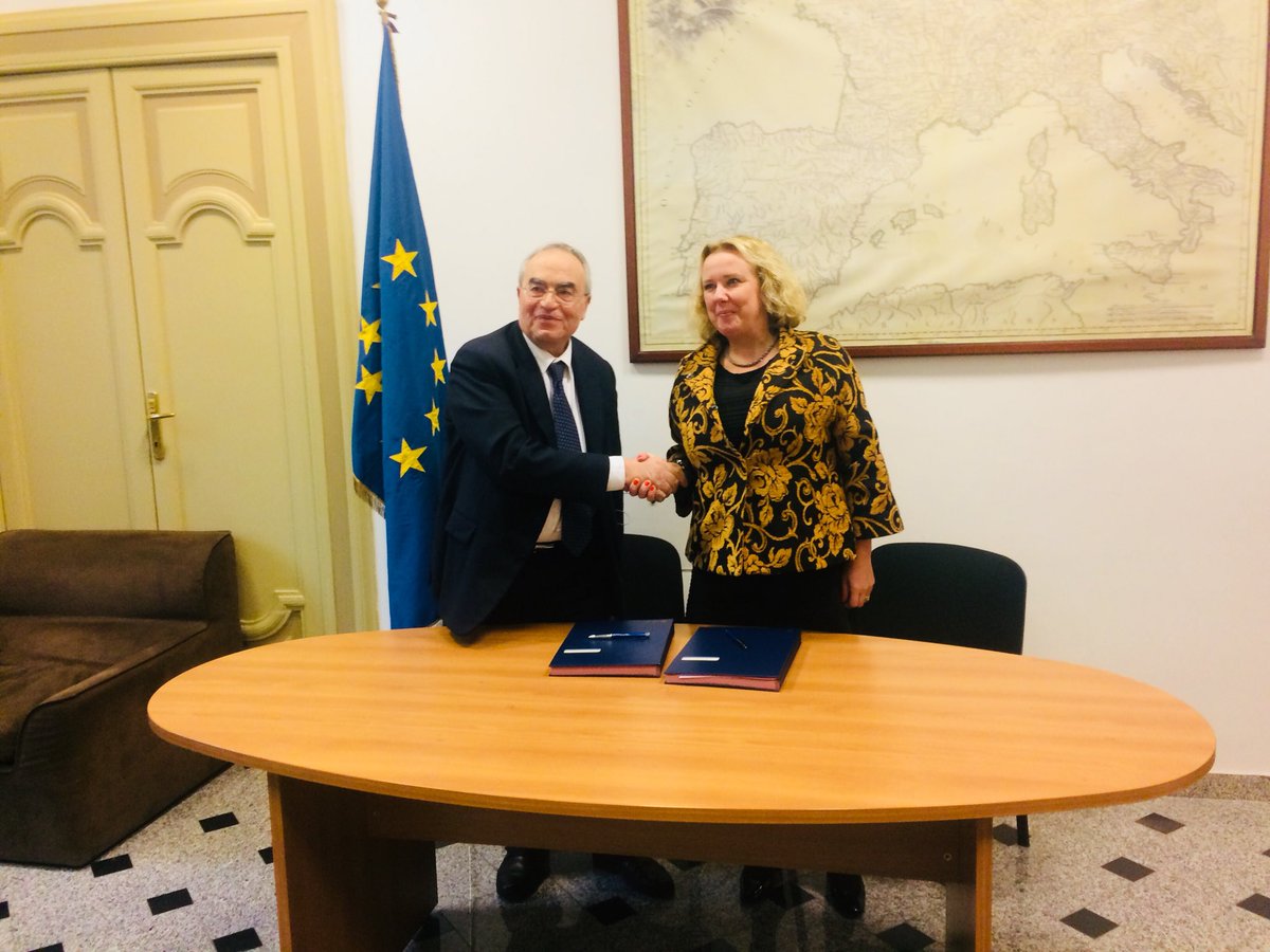 ascuoladioc's tweet photo. #ASOC1718
Firmato oggi il nuovo protocollo #ASOC dalla Direttrice della Rappresentanza @europainitalia @BeatriceCovassi e dal Capo Dipartimento delle Politiche di Coesione Vincenzo Donato https://t.co/0b80SsosFx