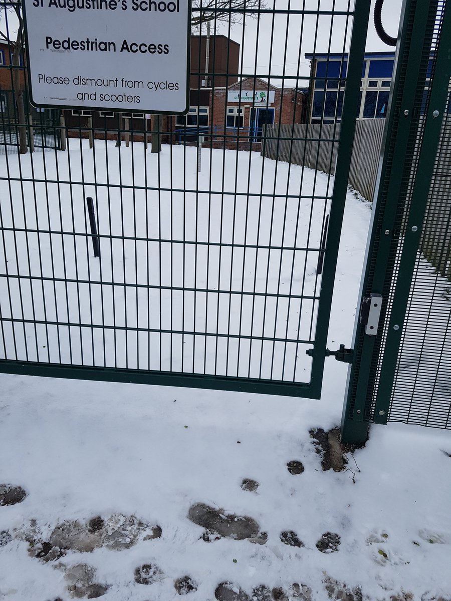 loopyn4t58's tweet photo. @augustines_st school looks lovely not been touched ❄❄ kids said u need help shoveling snow lol https://t.co/Wq8UxERxnT