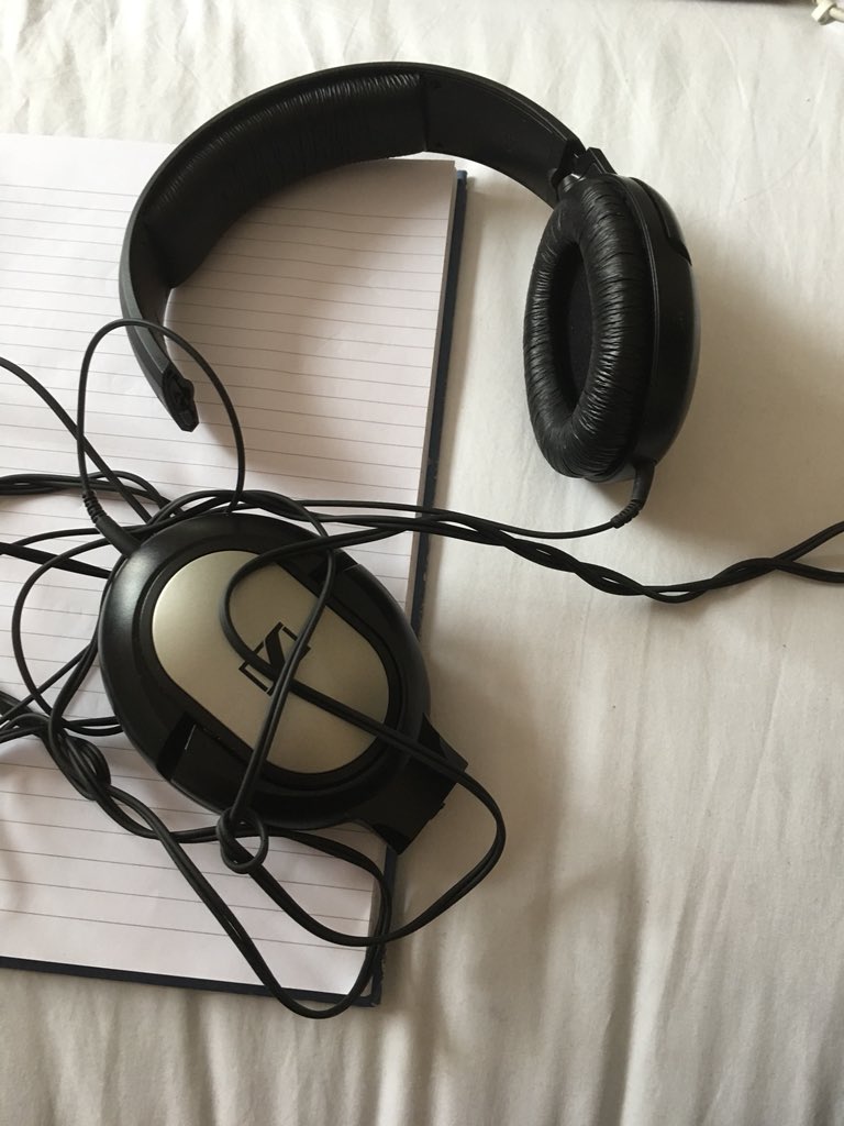 Fletchmusic's tweet photo. @Sennheiser_UK my headphones got stuck on one side and have now snapped. This is disappointing 😫 https://t.co/Ahfrrjk618