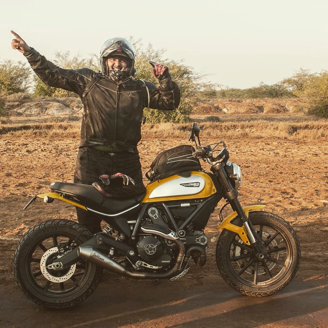venividiwritey's tweet photo. Just a lazy ass biker at the Rann of Kutch! #scramblerlife #ducatiscrambler #bikerlife https://t.co/kGmB5eiBZ3
