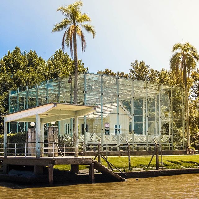 waltermotta's tweet photo. Quem faz um passeio pelo "Delta del Tigre", em meio as lindas casas construídas em palafitas por causa das eventuais cheias do rio, de repente você irá se deparar com uma casa dentro de uma caixa de vidro. Protegida das intempéries, essa casa histórica f… https://t.co/9iU8JmH6qC https://t.co/1usR0TO9mt