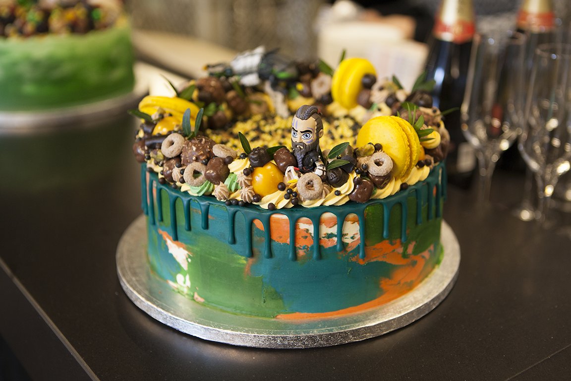 Omnomnom... 

We're celebrating the 1 year anniversary in the studio today with these Horizon Zero Dawn themed cakes! 🎂🏹
