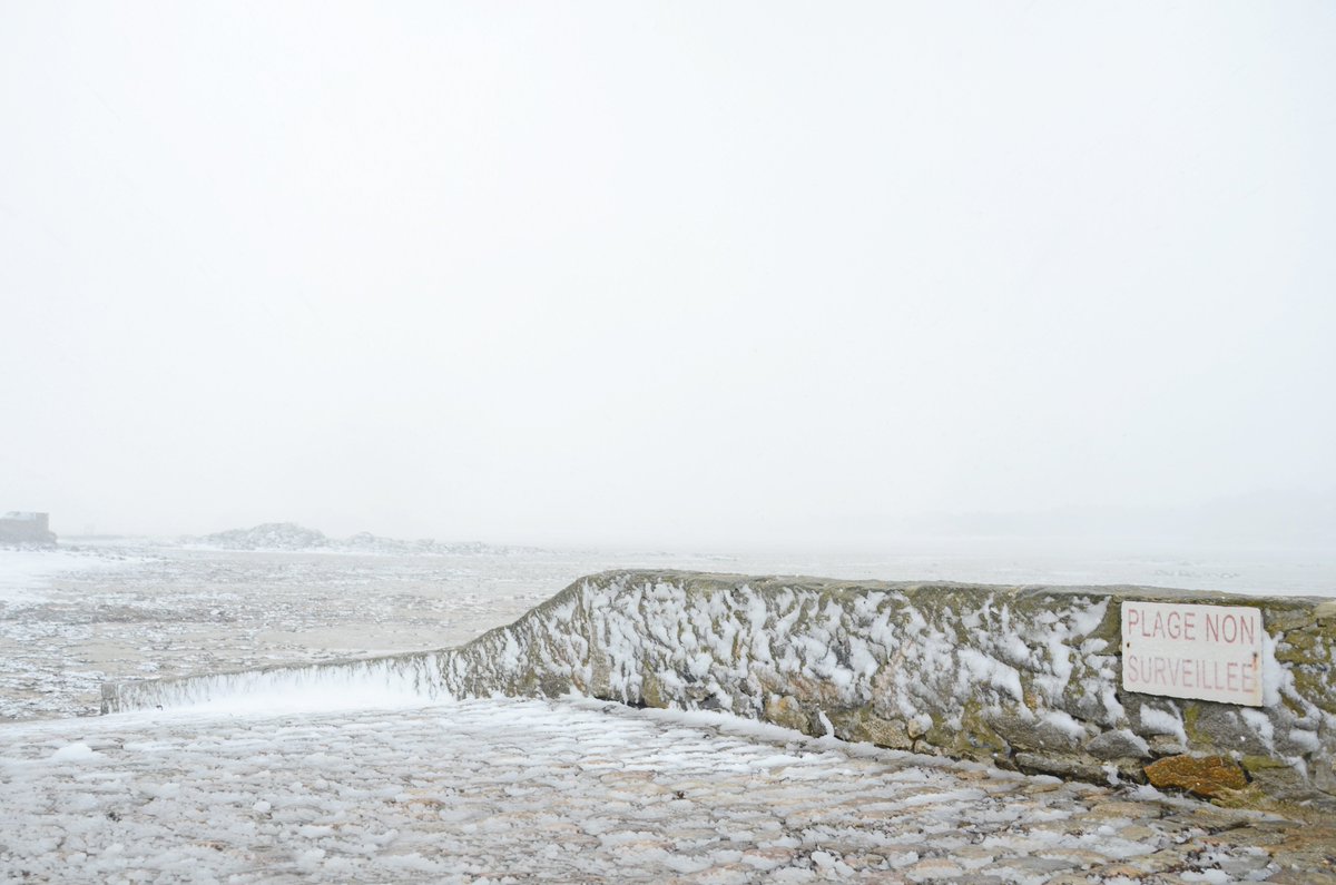 Baignade non surveillée. La plage, Roscoff, la Bretagne sous la neige.
#BretagneToursime #Roscoff #France #VisitBrittany #Breizh #SnowStorm #MyFinistere