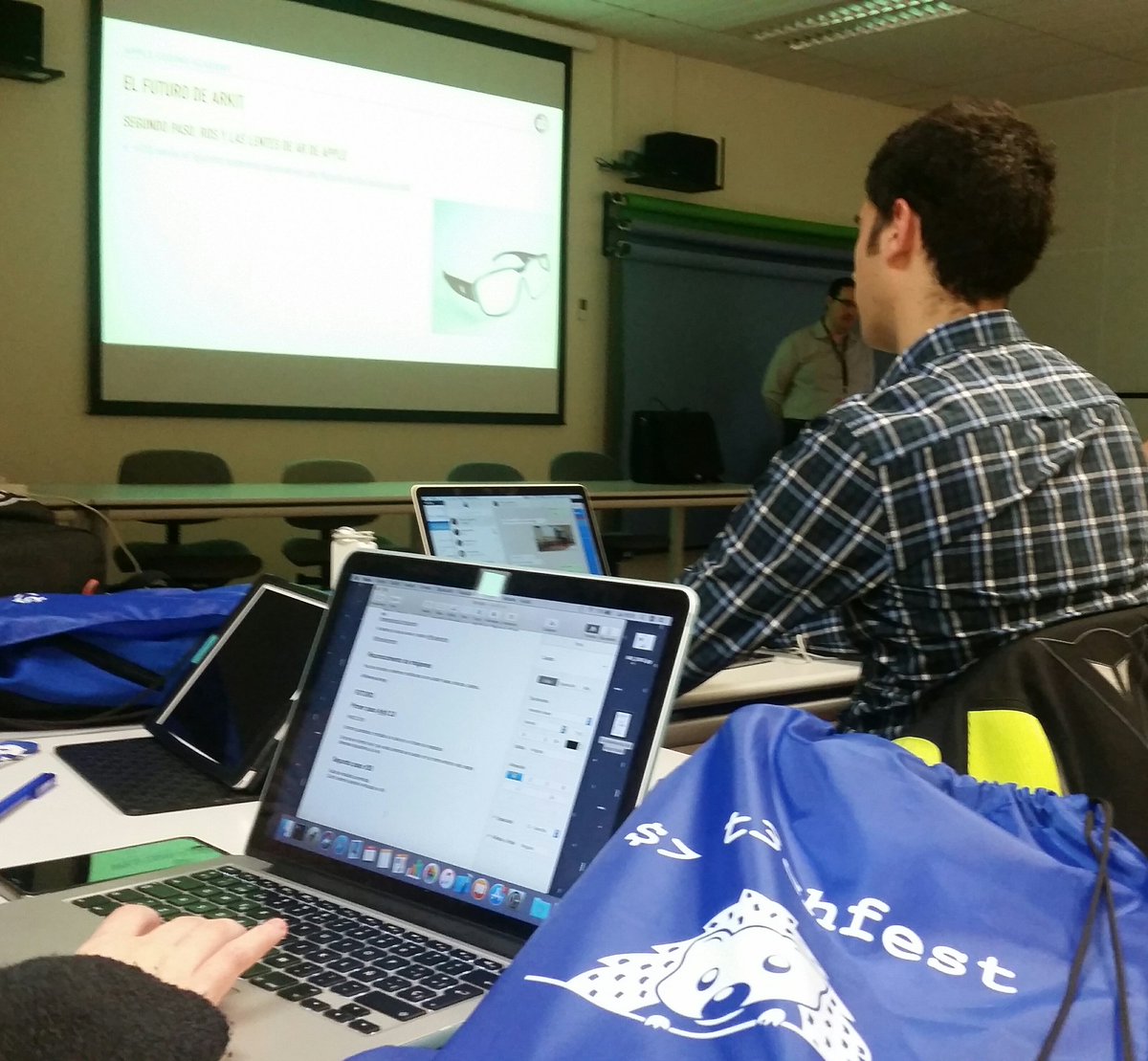 MriDnet's tweet photo. En el taller de #RealidadAumentada de #T3chFest2018 https://t.co/X6Xhc02EEj