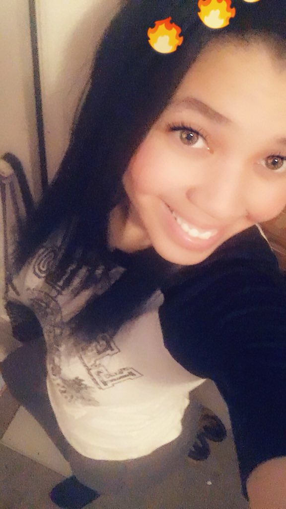 WorldChanger18's tweet photo. I’m just a light skinned, free spirited beauty 😍💙 #freespirit #beautiful #allsmiles #longhairdontcare #thosedimplestho https://t.co/TkH9jqtiIA