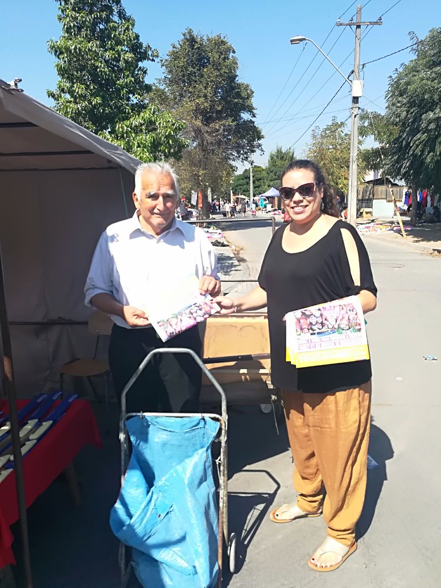 PlanLegua's tweet photo. ¡Entregando a la comunidad legüina nuestro boletín N°7 en la feria libre! Informando sobre inversiones, proyectos y el #PlanVeranoLegua 🌞 ¡Un mejor barrio lo hacemos todas y todos! 💜

@IntendenciaRM @Orrego @leguino @ortegahernan https://t.co/K12z7gjf6l
