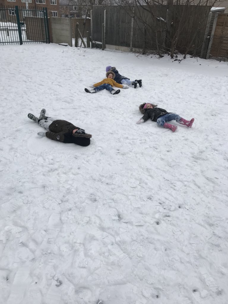 kellytween's tweet photo. @thamesviewj @FiBashirTVI The kids have been out playing in the snow https://t.co/OUM7uuiA3Z