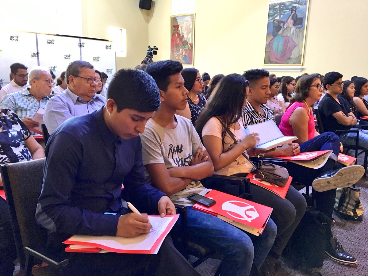 SaveChildrenPE's tweet photo. De los 2,617 adolescentes encuestados, el 39% de adolescentes ha sido acosado siempre o casi siempre. El 77% no sabe a donde acudir cuando es hostigado
Estas son cifras alarmantes sobre la situación que las y los adolescentes del Perú. #VozAdolescente #YoungVoice #SavetheChildren https://t.co/fXC3bhTol8