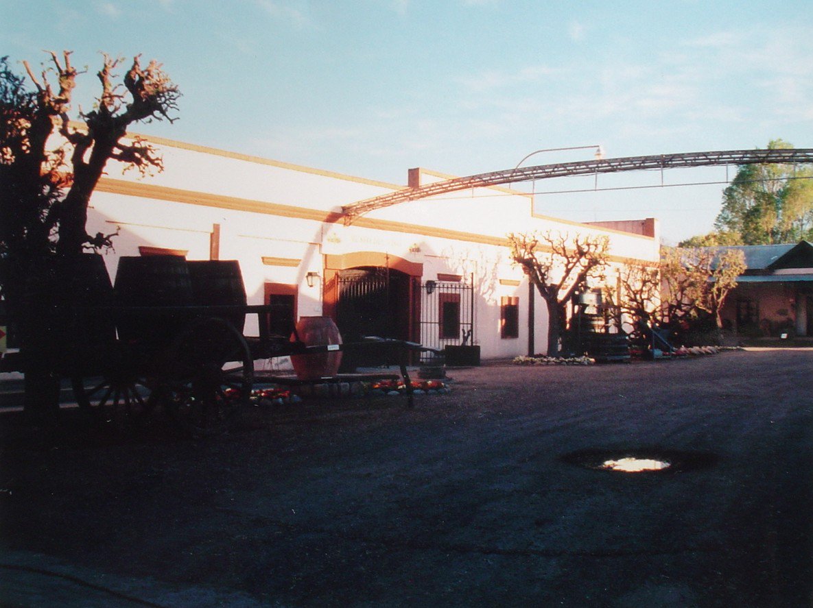 Patrimonio_Mas's tweet photo. [Conociendo Nuestro Patrimonio] Registro N° 044 "Bodega La Rural" @MuniMaipuMza La @BodegaLaRuralAR fundada por Felipe Rutini en 1885 alberga la colección patrimonial más relevante de Argentina #MuseodelVino #PatrimonioVitivinícola #Vendimia Foto: #GuiaArqMendoza @FomentoAND https://t.co/UHlrL0mGDr
