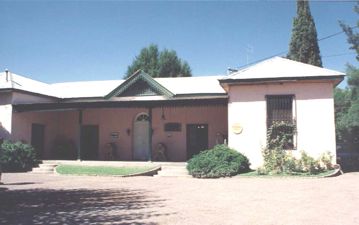 Patrimonio_Mas's tweet photo. [Conociendo Nuestro Patrimonio] Registro N° 044 "Bodega La Rural" @MuniMaipuMza La @BodegaLaRuralAR fundada por Felipe Rutini en 1885 alberga la colección patrimonial más relevante de Argentina #MuseodelVino #PatrimonioVitivinícola #Vendimia Foto: #GuiaArqMendoza @FomentoAND https://t.co/UHlrL0mGDr