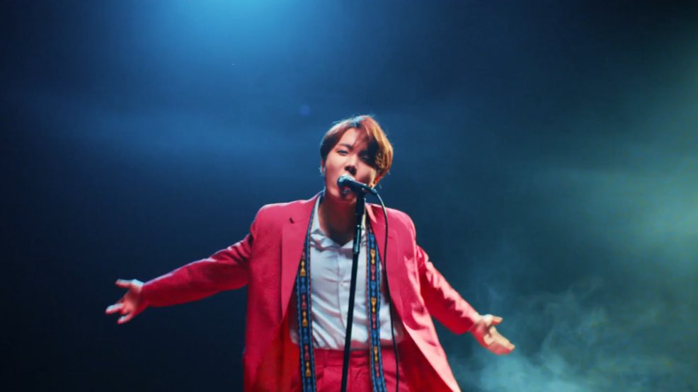 beagletaetae's tweet photo. okay but hoseok in this pink suit though!!!!

#DaydreamMVoutNow #HopeWorld #HOPEWORLDMixtapeOUTNOW https://t.co/71zHeQZvNb