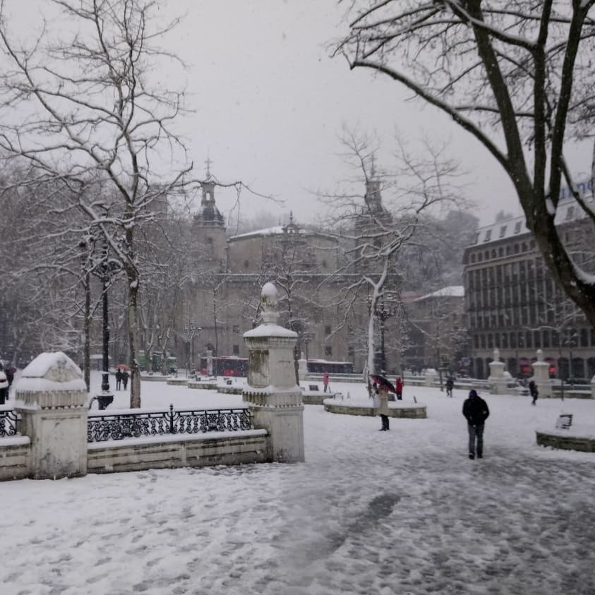En Bilbao decimos #BienvenidoMarzo con esta bonita estampa. Así está el entorno de nuestro Petit Palace Arana bit.ly/petitarana #RinconesPetit