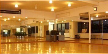 EXNextstep12's tweet photo. 3月に突入だんだん暖かくなって来ましたね🌸
さて、本日はご協賛いただいてるダンススタジオマリソルさんのご紹介です！
スタジオ内は広く、大人数でも利用しやすい部屋になっています🍎

皆様ぜひご利用ください！ https://t.co/j2hhLu2OiK