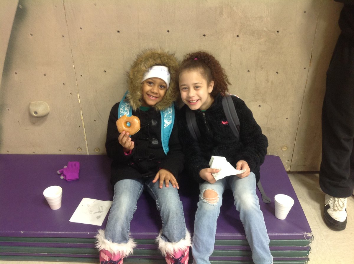 PullmanElem's tweet photo. Wrapped up I Love to Read Month with our annual Reading Breakfast (15+ years and going strong)! One 2nd Grader said it best: "This is the best day ever, eating a donut, holding a book!" @ISD833 @TraciNewhouse #pullmanpride #ILoveToReadMonth https://t.co/NevTSZHyEP