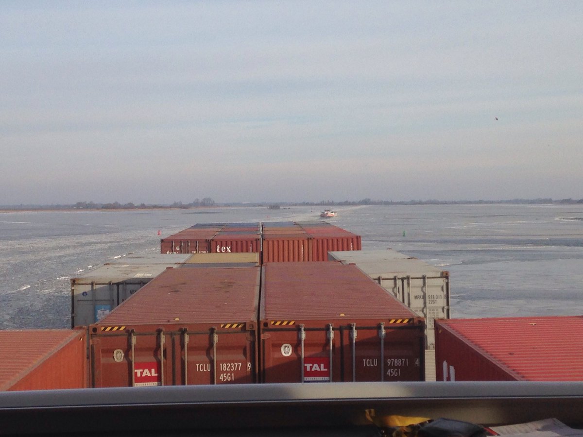 RWS_NN's tweet photo. Er is nog steeds sprake van meer ijsvorming op het #PrinsesMargrietkanaal. Handig dat ook de beroepsschippers zelf de toestand van de vaarweg in beeld brengen via de Vaar Melder-app. https://t.co/5voR7f6UwZ
