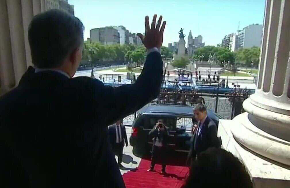 MicaFerrarom's tweet photo. Macri levantando la mano a favor del #AbortoLegalSeguroYGratuito ? Ah no! Saludando a sus amigos invisibles https://t.co/1zairxPbqL