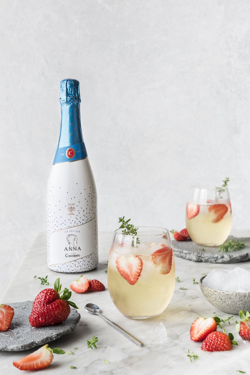 Anna ICE &amp; Strawberries 🍓🍾 ❤️ Ingredients: 100 ml Anna Ice + Ice + Fresh cut strawberries + Decorate with a sprig of thyme #AnnadeCodorníu #cocktails #strawberry