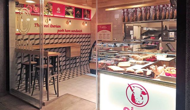 Hey #Madrid ya puedes comer bocatas de jamón en nuestro proyecto para @oinkibericos en el barrio de Chueca 
#bocatas #jamon #ibérico #franquicia #restaurante #fachada #transformación #colorrojo #cromatismo #cerdoiberico #reformalocal #obras
#proyectosdei… ift.tt/2oz23Ox