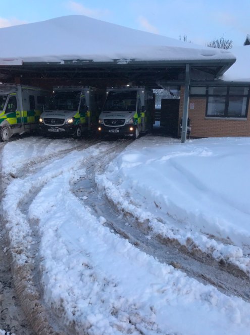 Scotambservice's tweet photo. Our staff are working incredibly hard in these #snow weather conditions. Please make sure you only call for an ambulance in an emergency. #Choosewell  #Useuswisely #snow ❄️👩‍⚕️👨‍⚕️🚑❄️ https://t.co/xFu514X3Wv