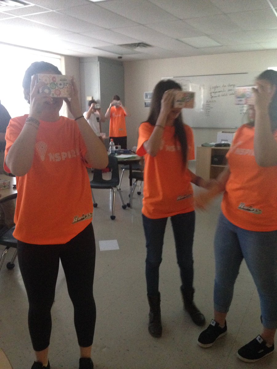 DanikaDavidson8's tweet photo. Vous voulez voir ce qu'un pilote d'avion fait comme emplois? Et bien la réalité virtuelle est à porter de mains dans la classe de choix de carrière! @ESCLeRelais #INSPIRATIONcsdceo2018 https://t.co/8KdN2890W9